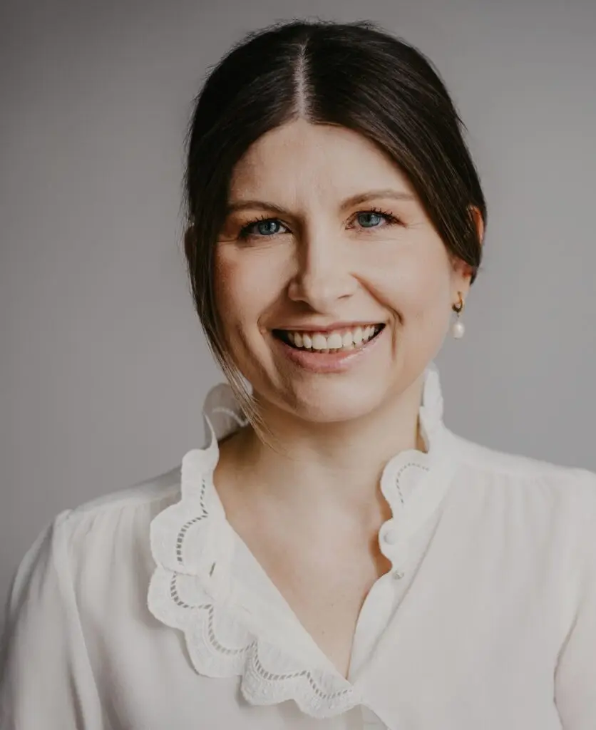 Elvira Pistillo, frontal stehend und lächelnd